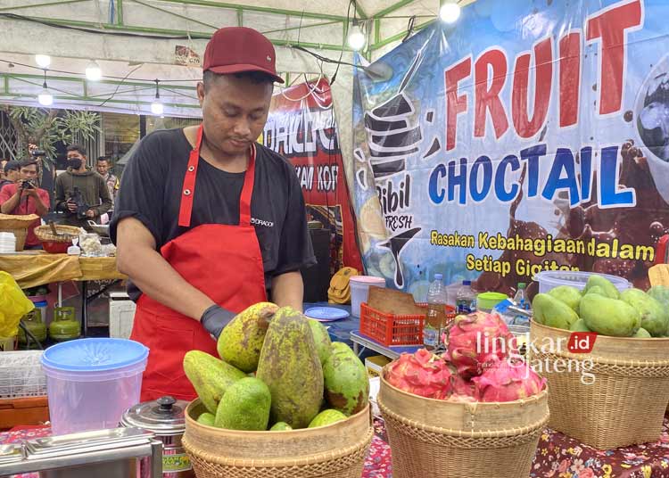 GEBYAR PKL: Penjual saat sedang menyiapkan barang dagangannya di kegiatan Gebyar PKL 2024, baru-baru ini. (Nisa Hafizhotus Syarifa/Lingkarjateng.id)