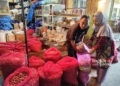 PAD Pasar Tradisional Kudus Capai Rp 10,8 M, Pendapatan Tertinggi dari Pasar Kliwon 27 BEKERJA: Tampak pedagang bawang merah menyortir dagangannya di Pasar Bitingan, Kabupaten Kudus. (Nisa Hafizhotus. S/Lingkarjateng.id)