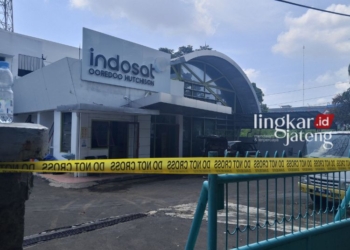 POTRET: Gedung Pemancar Indosat telah diberi garis Polisi pasca terjadi kebakaran, Senin, 1 Januari 2024. (Rizky Syahrul/Lingkarjateng.id)