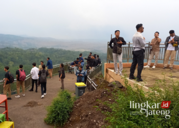 INDAH : Para pengunjung di Curug Sewu Kendal menikmati keindahan dan spot foto di area wisata. (Arvian Maulana/Lingkarjateng.id)