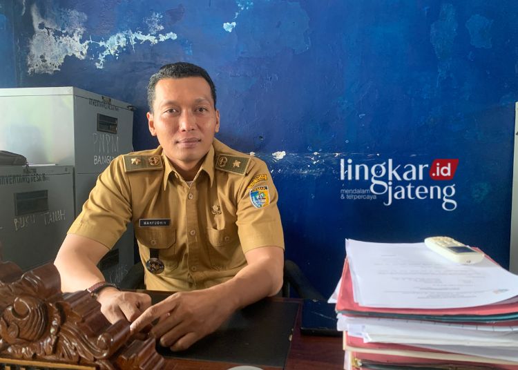 BERI KETERANGAN: Kepala Desa Sidomulyo, Kecamatan Dempet, Kabupaten Demak Mahfudhin saat ditemui di kantornya, Senin, 15 Januari 2024. (M Burhanudin Aslam/Lingkarjateng.id)