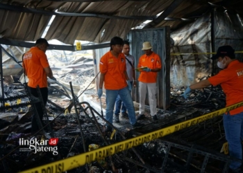 Pasca Kebakaran Pasar Ngawen, Pemkab Blora akan Ajukan Bantuan Pembangunan 30 IDENTIFIKASI: Tim Forensik Inafis Polres Blora melakukan identifikasi penyebab kebakaran Pasar Ngawen, Kecamatan Ngawen, Kabupaten Blora pada Selasa, 9 Januari 2024. (Dok. Humas Pemkab Blora/Lingkarjateng.id)