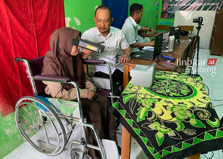 PEREKAMAN: Kegiatan perekaman e-KTP oleh Disdukcapil di SLB Purwosari, Kecamatan Kota, Kamis, 18 Januari 2024 berlangsung lancar. (Nisa Hafizhotus Syarifa/Lingkarjateng.id)