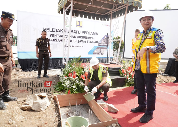 Acara peletakkan batu pertama pembangunan Rusunawa Kejaksaan Tinggi Jawa Tengah yang berada di pembangunan Jl Mucharom, Pedurungan, Kota Semarang, Rabu, 24 Januari 2024. (Dok. Lingkarjateng.id)