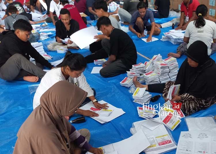 Pelipat Surat Suara di Grobogan Diberi Honor Rp250 per Lembar 25 MELIPAT SURAT SUARA: Ratusan warga melipat surat suara Pemilu 2024 di Grobogan. (Eko Wicaksono/Lingkarjateng.id)