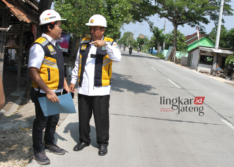 CEK LANGSUNG: Bupati Rembang Abdul Hafidz saat meninjau hasil pekerjaan peningkatan jalan Tireman-Japerejo baru-baru ini. (R Teguh Wibowo/Lingkarjateng.id)