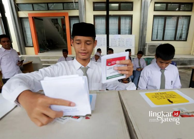 ILUSTRASI: Pelajar SMA menggunakan hak pilihnya dalam pemilu. (Antara/Lingkarjateng.id)