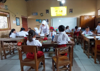MENIMBA ILMU: Anak-anak SD di Kecamatan Winong, Kabupaten Pati sedang mengikuti kegiatan belajar mengajar, Selasa, 30 Januari 2024. (Dok. Pribadi/Lingkarjateng.id)