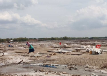 AREA BLEDUG KUWU: Warga melakukan aktivitas mengolah garam di area wisata Bledug Kuwu, Kabupaten Grobogan. (Eko Wicaksono/Lingkarjateng.id)