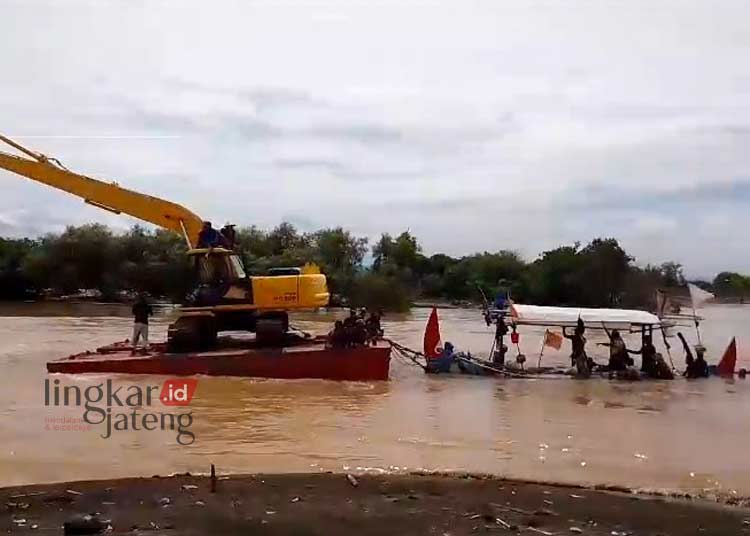 Perahu Nelayan di Kendal Rusak Imbas Sedimentasi Muara Kali Kutho 25 EVAKUASI: perahu nelayan dievakuasi akibat sedimentasi di muara Kali Kutho Desa Gempolsewu, Kecamatan Rowosari, Kabupaten Kendal. (Dok. for Lingkar/Lingkarjateng.id)