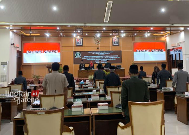 KHIDMAT: Suasana ruang sidang paripurna saat menyanyikan lagu Padamu Negeri sebelum rapat dimulai pada Senin, 22 Januari 2024. (M. Burhanuddin Aslam/Lingkarjateng.id)