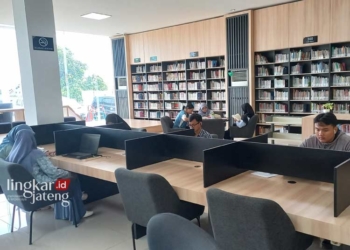 SERIUS : Para pengunjung sedang membaca buku yang telah tersedia di Perpusda Kendal. (Arvian Maulana/Lingkarjateng.id)