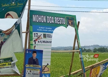 SOBEK: Beberapa APK caleg di Kendal mengalami kerusakan di bagian foto calon. (Robison/Lingkarjateng.id)