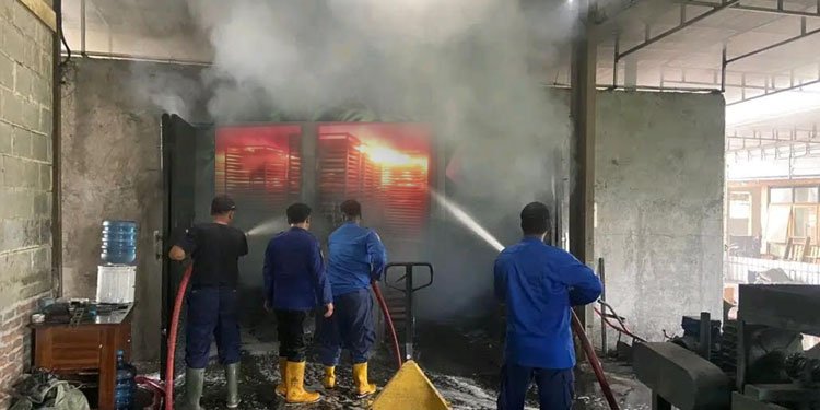 BERJIBAKU: Tim Damkar Pati saat memadamkan api yang membakar pabrik briket arang di Desa Regaloh, Kecamatan Tlogowungu, Kabupaten Pati. Foto :Dok. Lingkar
