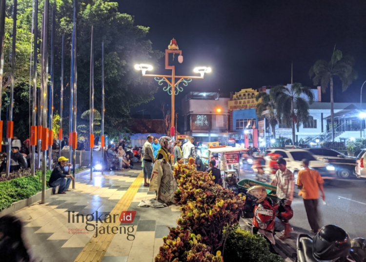 Ribuan Warga Nikmati Suasana Pergantian Tahun Baru 2024 di Alun-Alun Pati 25 ANTUSIAS: Ribuan warga Pati memadati Alun-alun Simpang Lima Pati merayakan tahun baru 2024, pada Minggu, 31 Desember 2023. (Arif Febriyanto/Lingkarjateng.id)