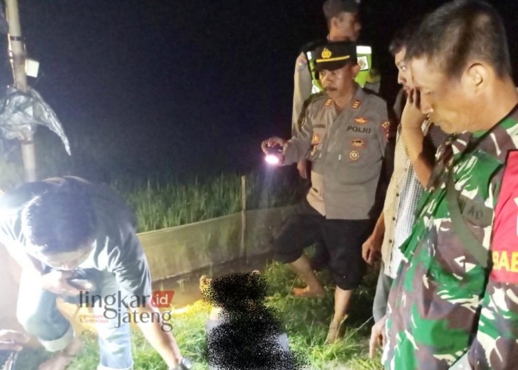 IDENTIFIKASI: Anggota Polsek Kedungtuban bersama Koramil dan tim medis melakukan identifikasi kepada korban. (Dok. Humas from Lingkar/Lingkarjateng.id)