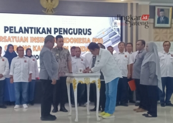 Sekda Sugiono Dilantik Jadi Ketua PII Kendal Periode 2023-2026 27 PELANTIKAN: Ketua PII Kendal sekaligus Sekda Kendal, Sugiono menandatangani Berita Acara Pelantikan yang disaksikan oleh Bupati Kendal, Dico M. Ganinduto. (Unggul Priambodo/Lingkarjateng.id)