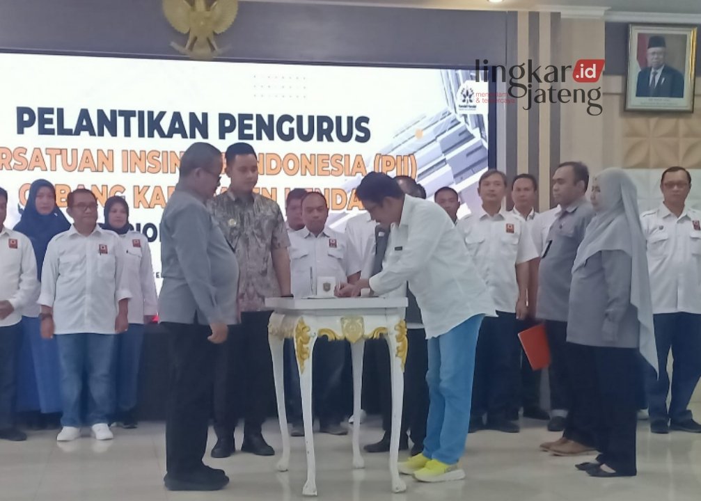 PELANTIKAN: Ketua PII Kendal sekaligus Sekda Kendal, Sugiono menandatangani Berita Acara Pelantikan yang disaksikan oleh Bupati Kendal, Dico M. Ganinduto. (Unggul Priambodo/Lingkarjateng.id)