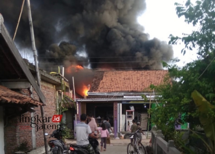 ASAP TEBAL: Asap tebal berwarna hitam membumbung akibat ledakan gas elpiji di rumah warga Desa Loireng, Kecamatan Sayung, Kabupaten Demak. (Muhammad Burhanuddin Aslam/Lingkarjateng.id)