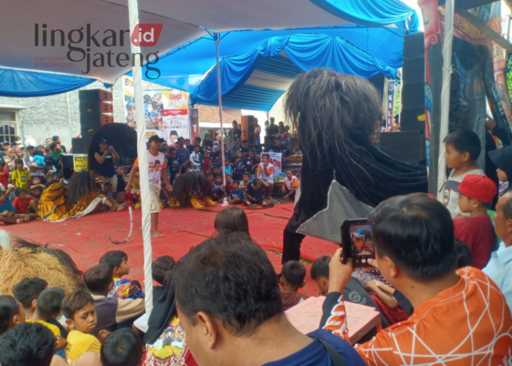 MERIAH: Kesenian tradisional Singo Barong yang digelar caleg dari PKS Kendal, Rubiyanto sebagai alat dukung kampanye. (Unggul Priambodo/Lingkarjateng.id)