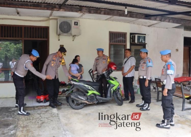 Cegah Penggunaan Knalpot Brong di Kendal, Motor Anggota Polisi Diperiksa 25 PENERTIBAN: Wakapolres Kendal Kompol Edy Sutrisno (kiri, pegang motor) dan Kasipropam Polres Kendal AKP Ruslan (tengah, pegang stang motor) saat memimpin pemeriksaan kendaraan bermotor di lingkungan rumah dinas Polres Kendal. (Robison/Lingkarjateng.id)