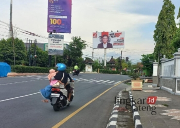 POTRET: Salah Satu APK Baliho Caleg PSI masih terpasang di jalan protokol Kota Kendal. (Unggul Priambodo/Lingkarjateng.id)