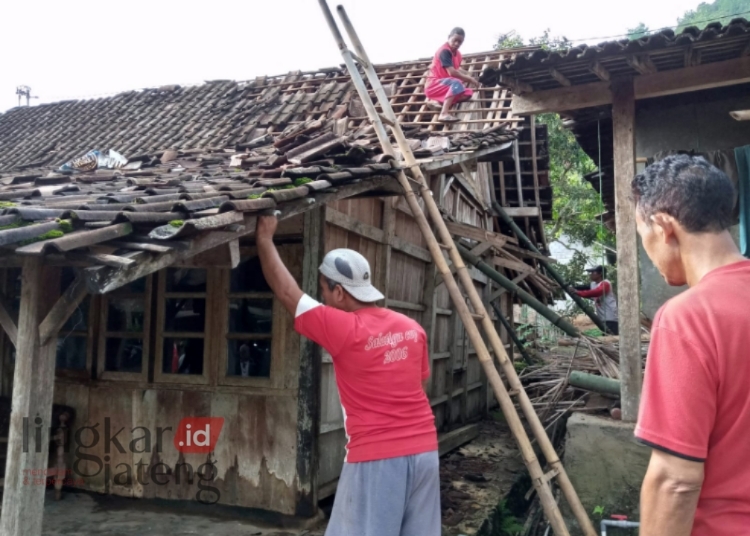 RUSAK: Warga bergotong royong membenahi rumah yang terdampak angin puting beliung di Desa Watuagung, Kecamatan Tuntang, Kabupaten Semarang. (Hesty Imaniar/Lingkarjateng.id)