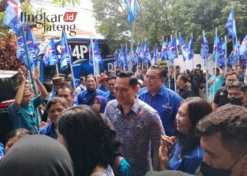 MERIAH: Ketum Partai Demokrat, AHY disambut meriah oleh para kader di Hotel Safin, Kabupaten Pati, pada Selasa, 16 Januari 2024. (Arif Febriyanto/Lingkarjateng.id)