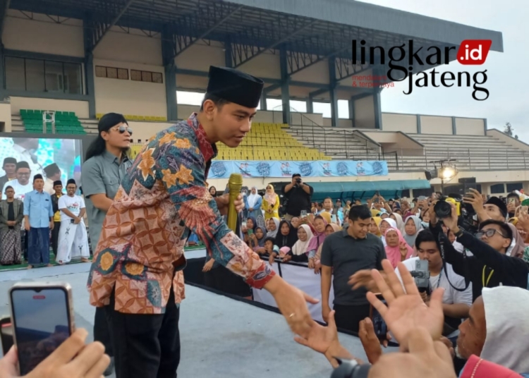 SEMANGAT : Gibran Rakabuming Raka saat menghadiri giat Orasi Kebangsaan Gus Miftah menuju Indonesia Maju di Stadion Kebondalem Kendal. (Arvian Maulana/Lingkarjateng.id)