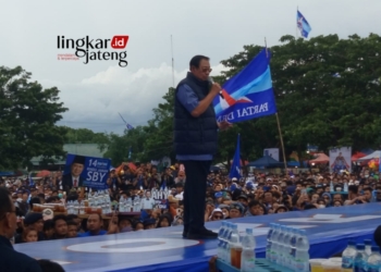 ORASI: SBY berorasi di depan puluhan ribu kader dan simpatisan Partai Demokrat di Karanganyar. (Unggul Priambodo/Lingkarjateng.id)