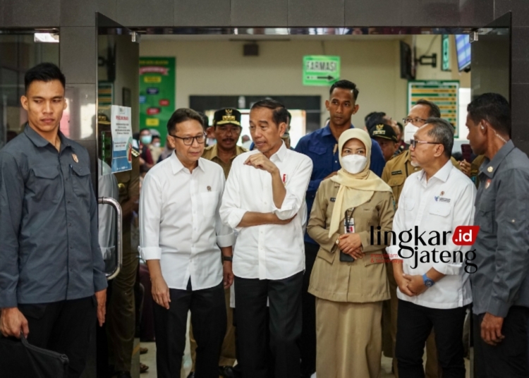 MENINJAU: Presiden Jokowi saat meninjau layanan kesehatan di RSUD Salatiga. (Dok. Prokompim Setda Salatiga/Lingkarjateng.id)