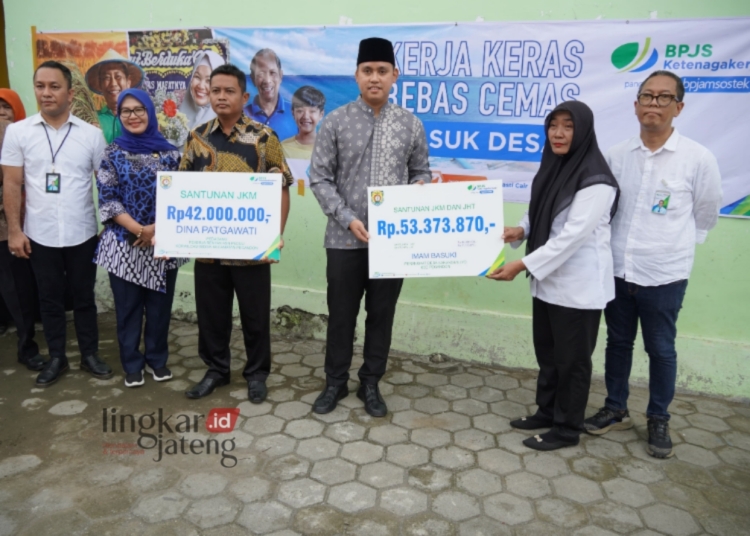 SIMBOLIS: Bupati Kendal Dico M. Ganinduto saat menyerahkan santunan kepada kedua ahli waris di Kabupaten Kendal. (Robison/Lingkarjateng.id)