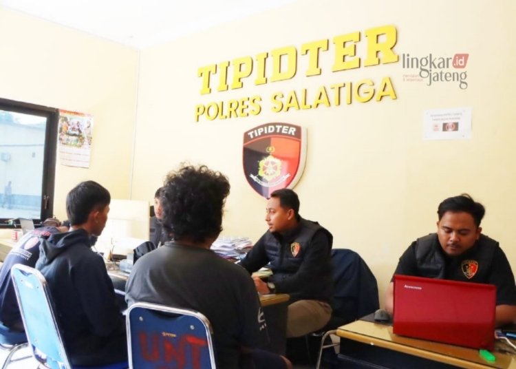 PENYIDIKAN: Penyidik Satreskrim Polres Salatiga memeriksa tiga orang pelaku tawuran di JLS Salatiga, pada Minggu, 28 Januari 2024. (DOK. Hms Polres Salatiga/Lingkarjateng.id)