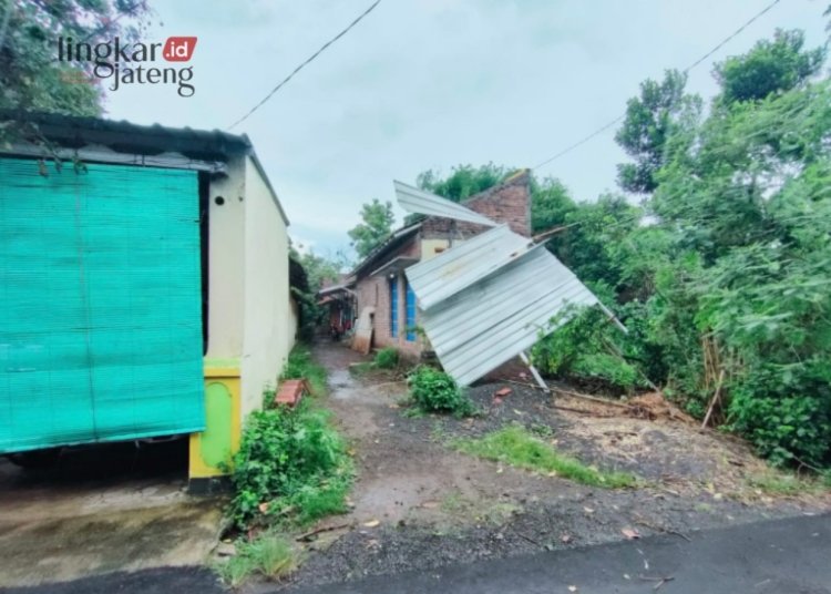 RUSAK: Salah satu rumah warga mengalami kerusakan di bagian atap akibat diterjang angin kencang di Kudus pada Minggu, 28 Januari 2024. (Nisa Hafizhotus Syarifa/Lingkarjateng.id)