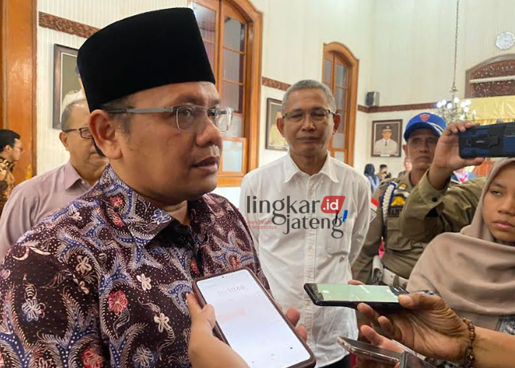Pj Bupati Kudus Sebut Penerapan Smart City Butuh Kolaborasi Berbagai Pihak 25 Pj Bupati Kudus Muhamad Hasan Chabibie saat ditemui di Kudus, baru-baru ini. (Nisa Hafizhotus Syarifa/Lingkarjateng.id)