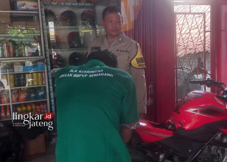 SOSIALISASI: Polsek Kota Kendal menyambangi bengkel-bengkel di wilayah Kecamatan Kota Kendal, pada Jumat, 5 Januari 2024. (Dok. Polsek Kota Kendal for Lingkar/Lingkarjateng.id)