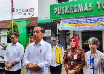 KUNJUNGAN: Presiden Jokowi saat berkunjung ke Puskesmas 1 Toroh di Kabupaten Grobogan. (Dok. Pemkab Grobogan for Lingkar/Lingkarjateng.id)