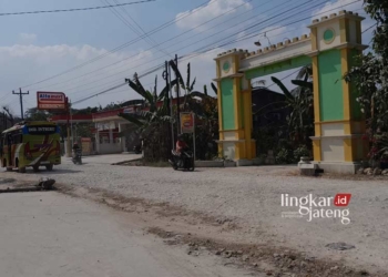 RUSAK: Kendaraan bermotor saat melewati jalan Wirosari-Karangasem yang mengalami kerusakan. (Eko Wicaksono/Lingkarjateng.id)