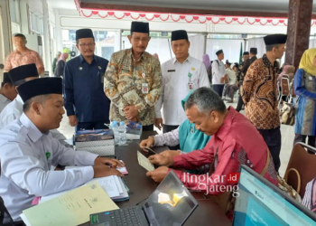 MENINJAU: Sekda Kendal Sugiono (batik, tengah) bersama Kepala PA Kendal Amar Huajntoro (kiri Sekda) dan Kepala Kemenag Mahrus (kanan Sekda) tengok Sidang Isbat Nikah di Pendopo Tumenggung Bahurekso Setda Kendal, Selasa, 16 Januari 2024. (Arvian Maulana/Lingkarjateng.id)