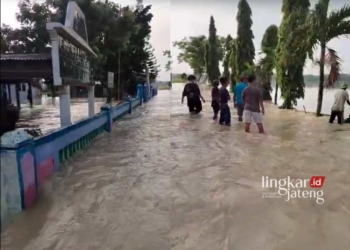 TANGKAPAN LAYAR: Video yang memperlihatkan para warga berkumpul dengan waspada saat banjir menerjang desa di Kabupaten Grobogan. (Eko Wicaksono/Lingkarjateng.id)