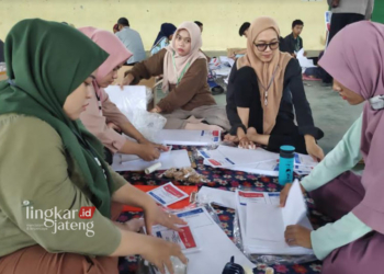 NGEBUT: Petugas tengah sibuk melipat surat suara untuk pemilihan DPRD Provinsi di GOR Mbesi, Kabupaten Rembang, Jumat, 5 Januari 2023. (R. Teguh Wibowo/Lingkarjateng.id)