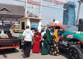 REBUTAN: Warga Desa Kedungsuren dan Gempolsewu menerima sembako murah dari relawan AMIN di Pantai Tawang beberapa waktu lalu. (Dok.Pribadi/Lingkarjateng.id)