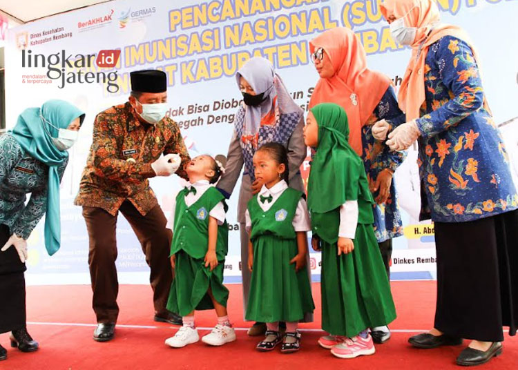 Bupati Rembang Abdul Hafidz meneteskan vaksin polio kepada salah seorang anak di puskesmas Rembang 2, Selasa, 16 Januari 2024. (R Teguh Wibowo/Lingkarjateng.id)