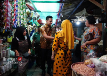 SAPA WARGA: Bupati Kendal Dico M Gananduto saat menyapa pedagang di Los Pasar Sukorejo usai peresmian pada Selasa, 9 Januari 2024. (Dok. Diskominfo Kendal/Lingkarjateng.id)
