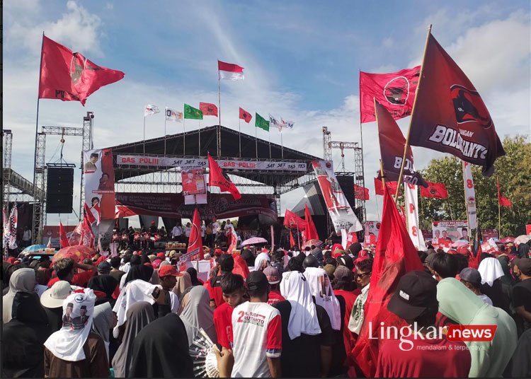Didepan Ribuan Simpatisan PDIP, Ali Badruddin Optimis Amankan Suara Untuk Ganjar-Mahfud 25 KOMPAK: Ribuan warga Pati berkumpul di lapangan sepakbola Kayen dalam rangka kampanye yang diselenggarakan oleh PDI-P, Senin (29/1) - ARIF FEBRIYANTO/LINGKAR