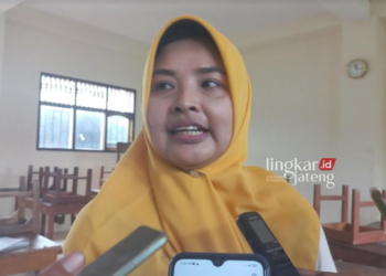 MENERANGKAN: Kepala SMK Bhinneka Nilaherawati saat memberikan keterangan pada Lingkar. (Robinson/Lingkarjateng.id)