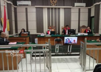 TERJERAT HUKUM: Hadi Santoso menjalani sidang pledoi secara online dari Lapas Kelas IIB Purwodadi, Kabupaten Grobogan, pada Rabu, 3 Januari 2024. (Dok. Kejari Grobogan for Lingkar/Lingkarjateng.id)