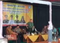 EDUKASI POLITIK: Seorang siswa mengajukan pertanyaan kepada narasumber dalam acara Pendidikan Politik Goes to School di SMA 2 Kendal pada Selasa, 23 Januari 2024. (Robison/Lingkarjateng.id)