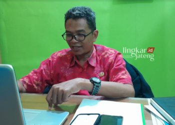 Kepala bidang perlundungan dan jaminan sosial (Linjamsos) Dinsos P2PA Kabupaten Demak, Puryadi saat ditemui dikantornya, Selasa, 17 Januari 2024. (M Burhanuddin Aslam/Lingkarjateng.id)