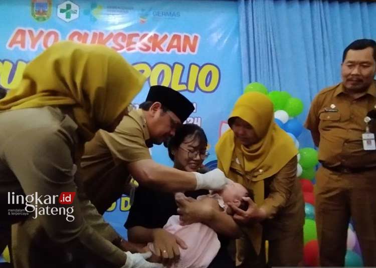 Sub PIN Polio di Kudus Targetkan Sasar 93.781 Anak Usia 0-7 Tahun 25 IMUNISASI: Pj Bupati Kudus, Muhamad Hasan Chabibie didampingi Asisten Pemerintahan dan Kesra Setda Kudus Adhi Sadhono memberikan vaksin sub PIN Polio untuk balita di aula Kelurahan Purwosari, Kecamatan Kota, Kabupaten Kudus, pada Senin, 15 Januari 2024. (Antara/Lingkarjateng.id)